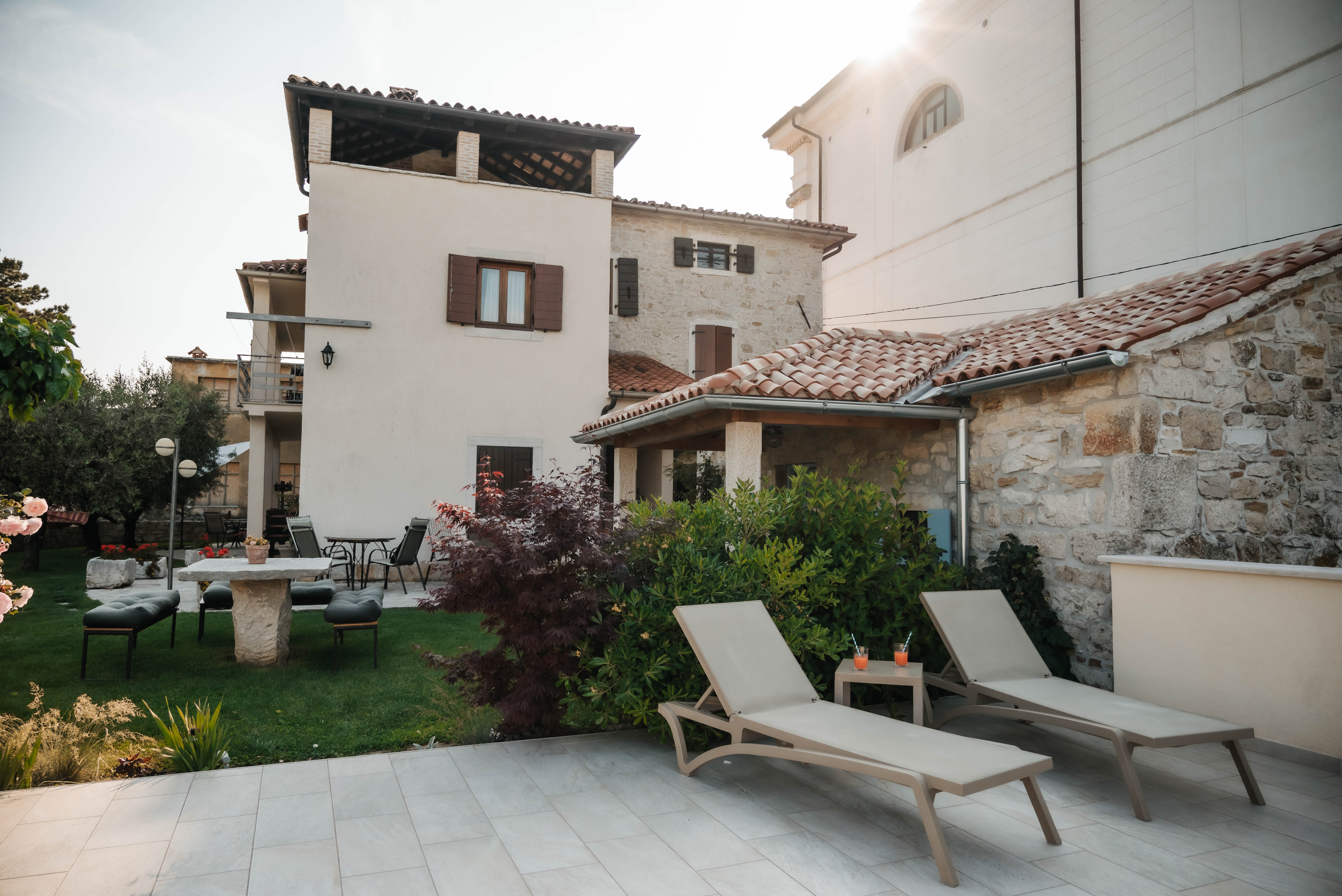 Miris sela između brežuljaka i mora